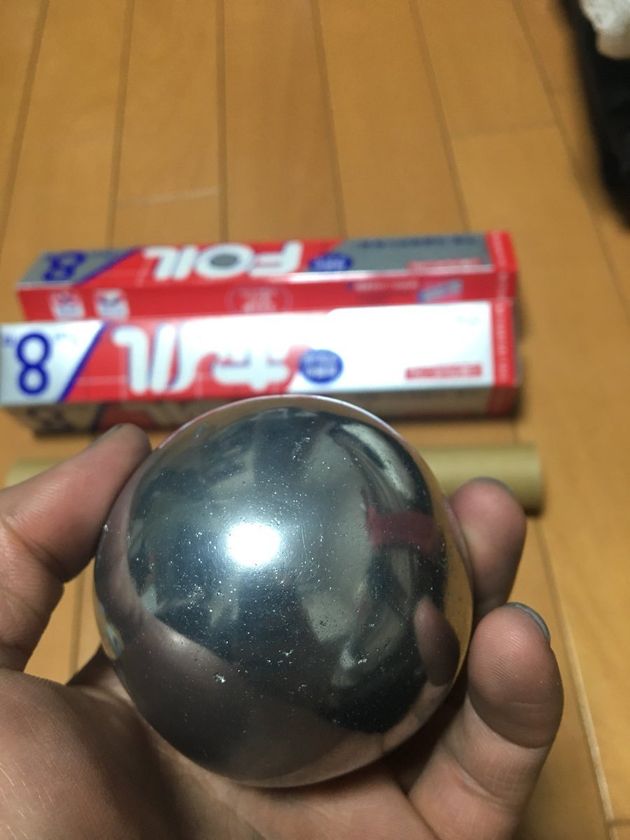 일본에서는 알루미늄 호일로 쇠구슬을 만드는 게 유행이다(영상)