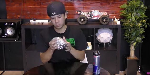 일본에서는 알루미늄 호일로 쇠구슬을 만드는 게 유행이다(영상)