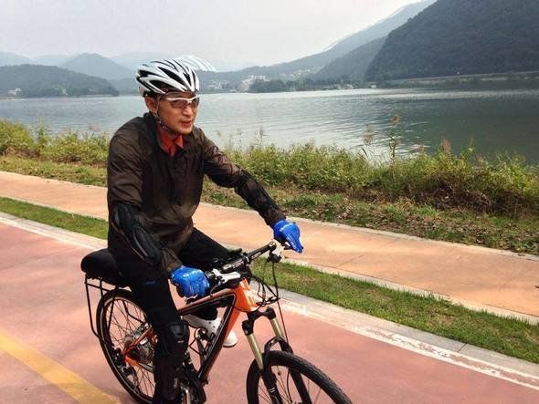 2013년10월 북한강 자전거 길을 달리는 이명박 전 대통령. 