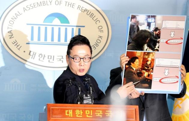 정봉주 전 의원이 지난 12일 기자회견에서 2011년 12월23일 오후 2시52분 나꼼수 멤버 김어준 씨, 주진우 기자와 함께 찍힌 사진과 오후 3시54분 진선미 의원과 함께 찍힌 사진을 공개하면서 이 시간대 알리바이가 있다고 주장하고 있다.