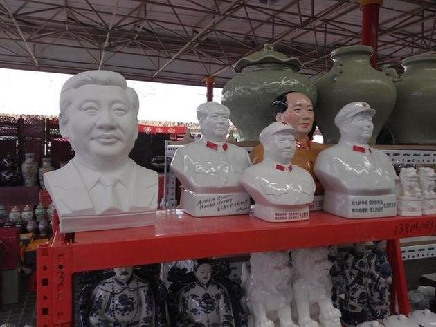 2016년 5월 중국 베이징의 판자위안 골동품 시장에서 마오쩌둥, 덩샤오핑 조각상과 더불어 시진핑 흉상을 판매하는 모습. 가게 주인에게 물어보니 시진핑 흉상은 500위안(약 8만5천원)에, 그보다 약간 작은 마오쩌둥 흉상은 150위안(약 2만6천원)에 팔렸다. 