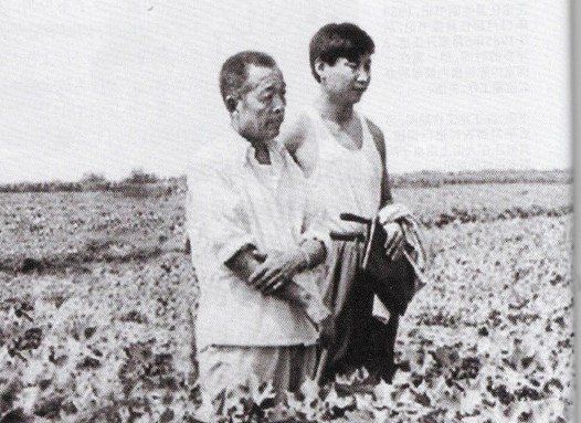 1983년 허베이성 정딩현 부서기 시절 시진핑이 가벼운 차림으로 면화밭을 시찰하고 있다.
