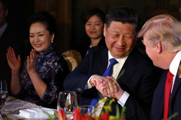 도널드 트럼프 미국 대통령(오른쪽)과 시진핑 중국 국가주석이 2017년 4월6일(현지시각) 미국 플로리다주 팜비치의 마러라고 리조트에서 열린 만찬장에서 악수하고 있다.