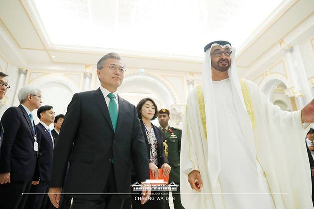 문재인 대통령이 25일(현지시간) 아랍에미리트 아부다비 대통령궁에서 모하메드 빈 자이드 알 나흐얀 UAE 아부다비 왕세제와 함께 한-UAE 회담장으로 이동하고 있다.