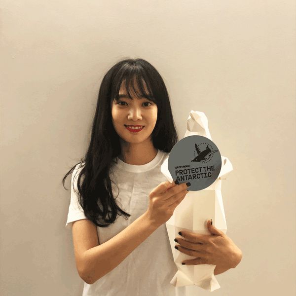 배우 윤승아가 그린피스의 남극해 보호 캠페인 펭귄 모형을 들고 있다.
