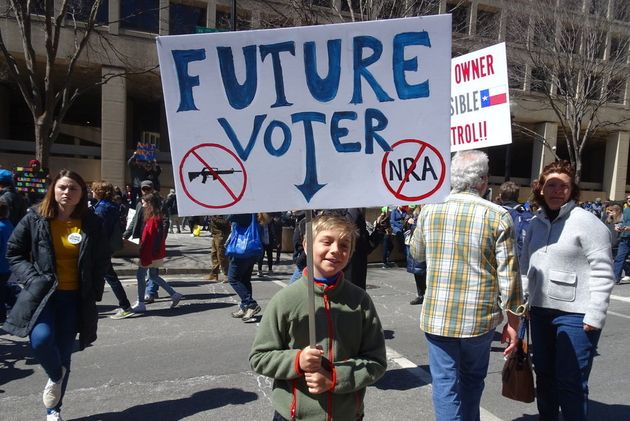 집회에 참석한 꼬마 아이가 “나는 미래 유권자”라는 손팻말을 들고 서 있다.
