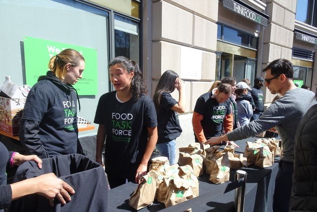 우리 생명을 위한 행진’ 행사에 참가한 자원봉사자들이 음식을 나눠주고 있다. 18살 이하 참석자들에게는 무료로 음식과 음료를 제공했다.