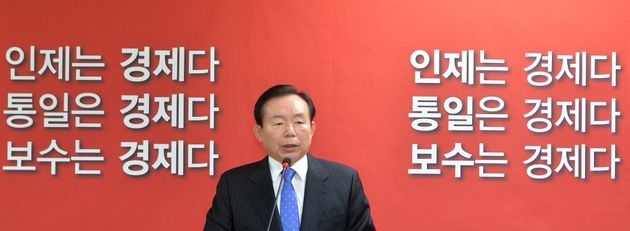 사진은 2017년 1월, 대선 출마를 선언한 이인제 전 의원이 대전·세종·충남지역 언론 간담회에서 발언하는 모습.
