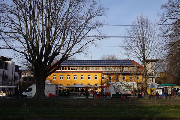 보봉(Vauban)시 주민센터 앞에서 열리는 농부의 시장. 그 주민센터 지붕 위에는 커다란 태양광패널이 설치되어있고, 그 앞으로 트램(노상열차)이 여유롭게 지나간다
