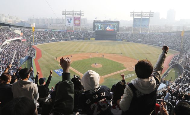 2018 프로야구가 개막한 24일 서울 잠실구장에서 두산 베어스와 삼성 라이온즈의 경기가 열리고 있다. 기상청은 이날 전국에 미세먼지 ‘매우 나쁨’을 예보했다. 
