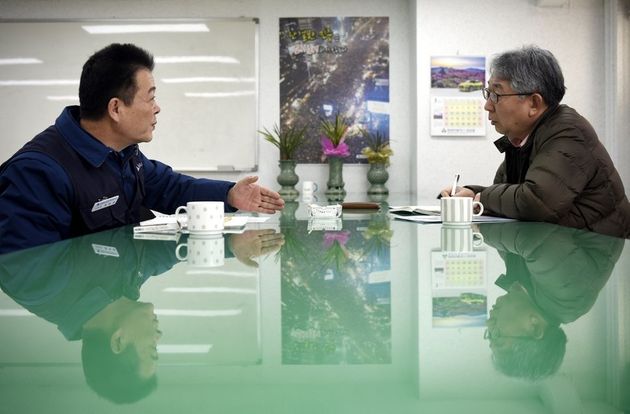 하부영 금속노조 현대차지부장이 지난 22일 현대차 울산공장 내 지부장 사무실에서 <한겨레>와 긴 인터뷰를 하고 있다.