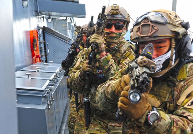 청해부대 23진 소속 해군 특수전전단(UDT/SEAL) 대원들이 피랍선박 대응작전을 수행하고 있다(자료사진).