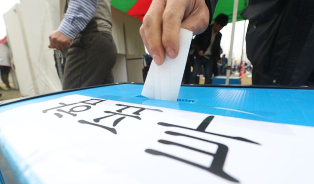 금호타이어 노조 조합원이 1일 오전 금호타이어 광주공장 대운동장에서 금호타이어 해외매각 찬반투표에 참여해 투표용지를 투표함에 넣고 있다. 