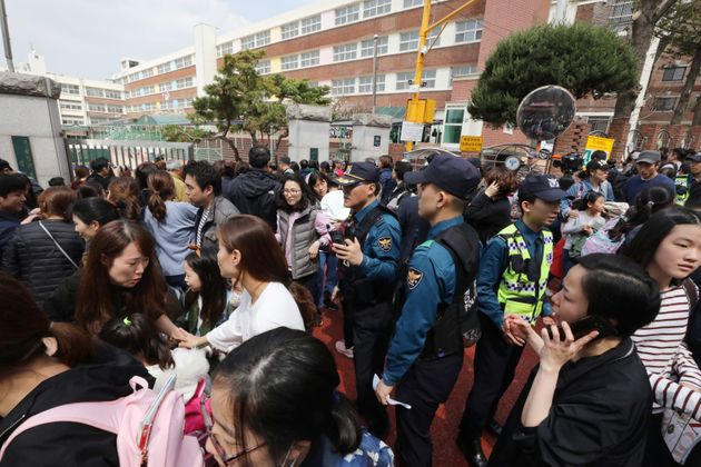2일 20대 남성이 인질극을 벌였던 서울 서초구 방배초등학교 학생들이 하교하고 있다. 뉴스 속보를 듣고 달려온 학부모들이 교문 앞에서 전화통화를 하거나 아이들을 집으로 데려가고 있다. 