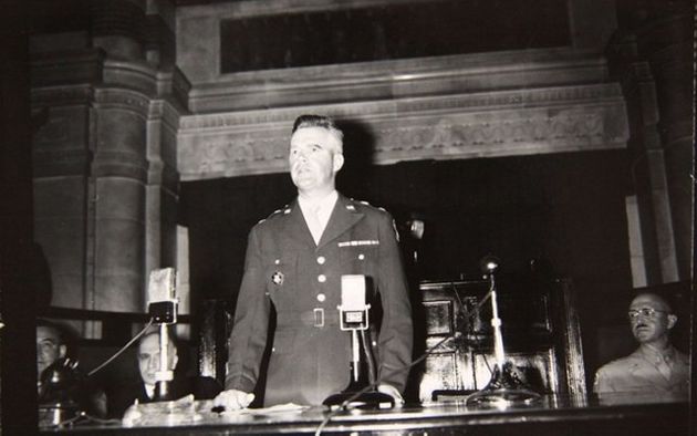 윌리엄 하지 미 군정장관이 1948년 5·10 총선거구성된 제헌의회 개원식(5월31일)에서 연설하고 있다. 