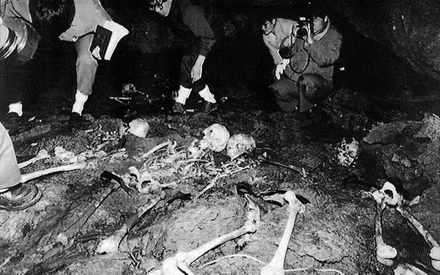 제주4·3연구소 조사반이 1992년 2월 제주도 북제주군 구좌읍 중산간 ‘다랑쉬오름’ 주변 동굴에서 발견한 4·3 때 희생된 것으로 추정되는 유해들.