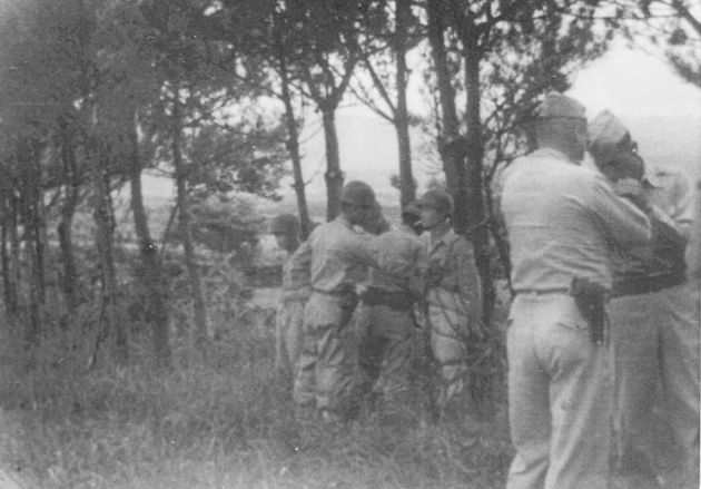 경비대원 3명이 1948년 8월3일 오후 제주시의 한 근교에서 내란죄와 탈영죄 등을 이유로 총살되기 직전의 모습이다. 옆에는 미군 장교 2명이 보인다.