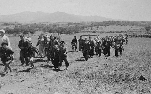 산으로 피신한 주민들이 마을로 돌아가고 있다. 1948년 5월15일 촬영됐다. 