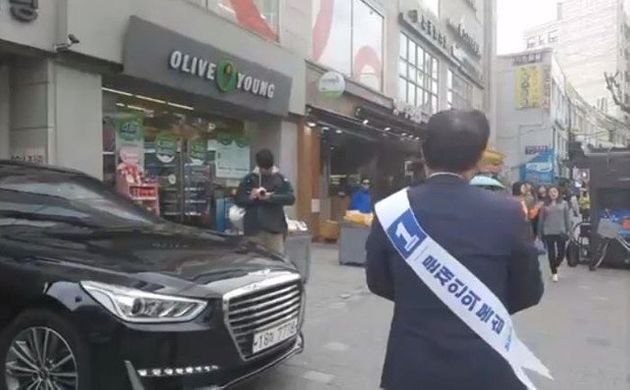 서울 송파을 재보궐 선거에 출마를 선언한 최재성 전 더불어민주당 의원이 지난달 31일 '문재인의 복심'이라고 쓴 어깨띠를 두르고 송파구의 한 시장에서 주민들을 만나고 있다.