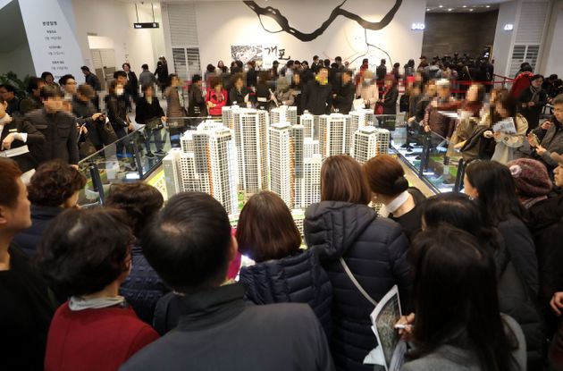 3월16일 오후 서울 서초구 양재동 화물터미널 부지에 마련된 '디에이치 자이 개포'의 견본주택이 방문객들로 붐비고 있다.