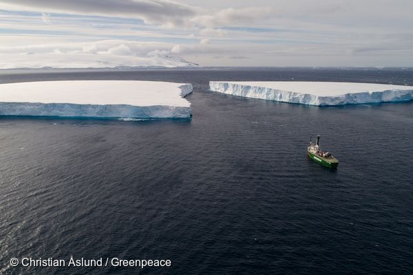 남극 빙하와 그 앞에 있는 아틱선라이즈 호