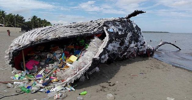 그린피스 필리핀이 세계 고래의 날을 맞아 플라스틱 폐기물의 심각성을 일깨우기 위해 설치한 고래 조형물. 경고는 실제가 되고 있다.