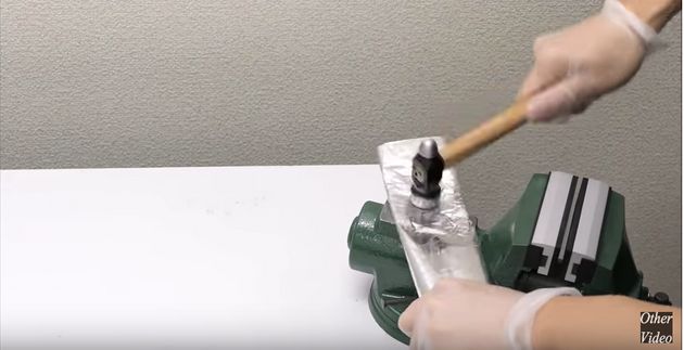 알루미늄 호일로 쇠구슬에 이어 쇠칼을 만들었다(영상)