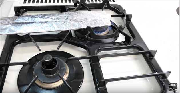 알루미늄 호일로 쇠구슬에 이어 쇠칼을 만들었다(영상)