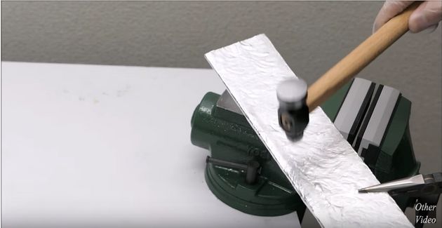 알루미늄 호일로 쇠구슬에 이어 쇠칼을 만들었다(영상)