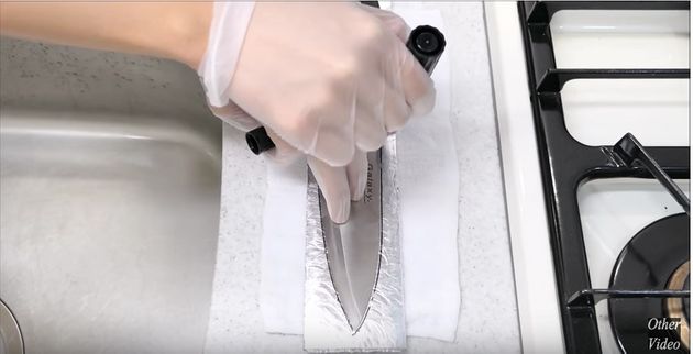 알루미늄 호일로 쇠구슬에 이어 쇠칼을 만들었다(영상)