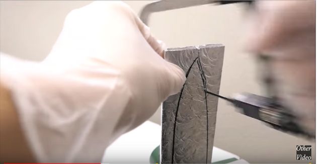 알루미늄 호일로 쇠구슬에 이어 쇠칼을 만들었다(영상)