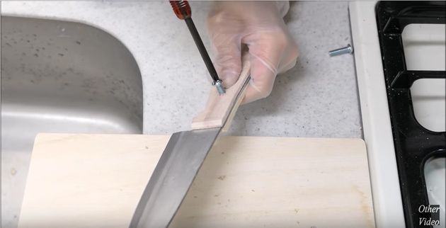 알루미늄 호일로 쇠구슬에 이어 쇠칼을 만들었다(영상)