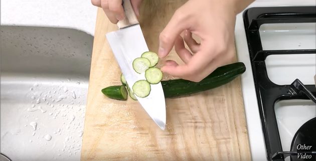 알루미늄 호일로 쇠구슬에 이어 쇠칼을 만들었다(영상)