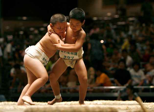 일본 스모협회가 이번엔 '여자'아이를 씨름판에서 끌어내렸다