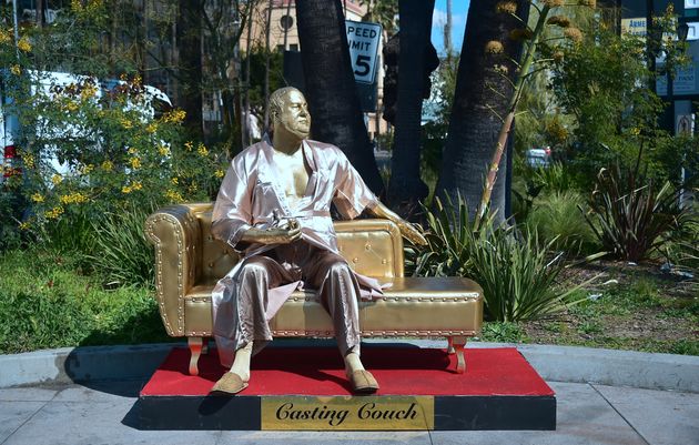 지난 3월, 할리우드 라 브리어 애비뉴(La Brea Avenue)에 세워진 하비 웨인스타인의 동상. 그가 호텔방에서 여배우들을 성추행했던 상황을 조롱하고 있다. 