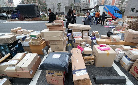 10일 오후 경기도 남양주 다산신도시의 한 아파트단지에서 입주민들이 주차장 바닥에 놓인 택배를 찾고 있다. 
