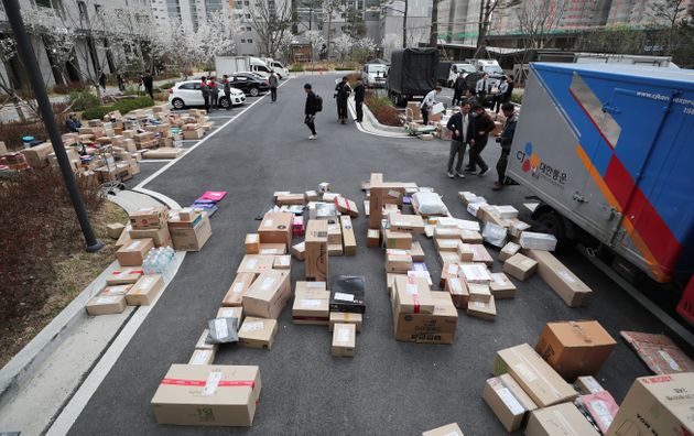 10일 오후 경기도 남양주 다산신도시의 한 아파트단지에 택배기사들이 배달물품을 내려 놓고 있다.
