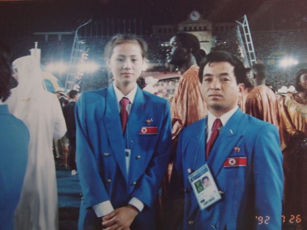 1992년 스페인 바르셀로나올림픽에 참석한 북한의 리듬체조 대표인 이경희 선수(현재는 한국 국가대표 후보선수 전임지도자)가 북한의 유도팀 지도자와 함께 포즈를 취하고 있다.