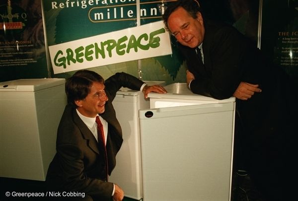 1998년 그린피스 영국 사무소의 피터 멜체트(오른쪽)와 아이슬란드 프로즌 푸드 회장 말콤 워커가 그린프리즈 냉장고를 선보이고 있다