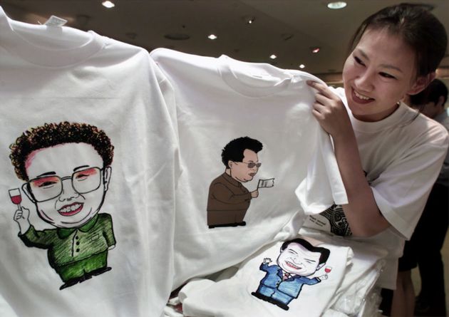 남북정상회담 이후, 김정일 국방위원장의 얼굴이 그려진 티셔츠가 판매됐다. 