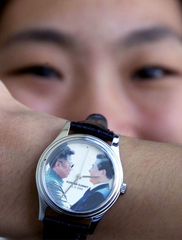 2000년 9월. 남북정상회담을 기념하는 손목시계가 제작됐다. 