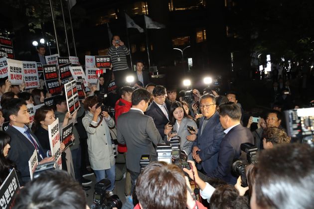 25일 오후 서울 중구 TV조선 사옥 앞에서 TV조선 기자들이 경찰의 압수수색에 반발하며 경찰의 사내 진입을 막아서고 있다. 