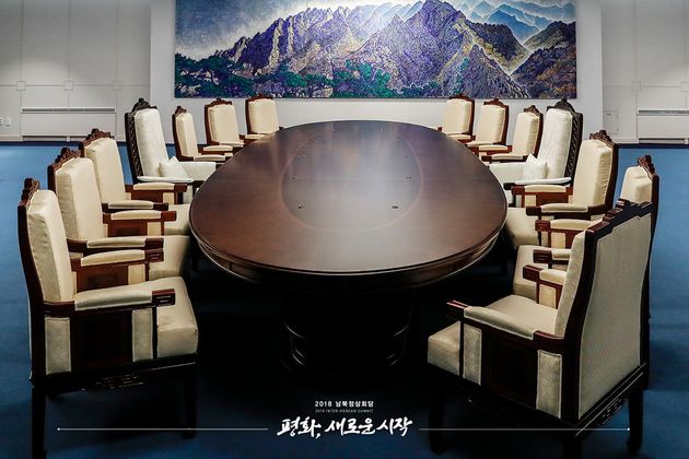 테이블 양쪽에는 7개씩 총 14개의 의자가 놓인다.