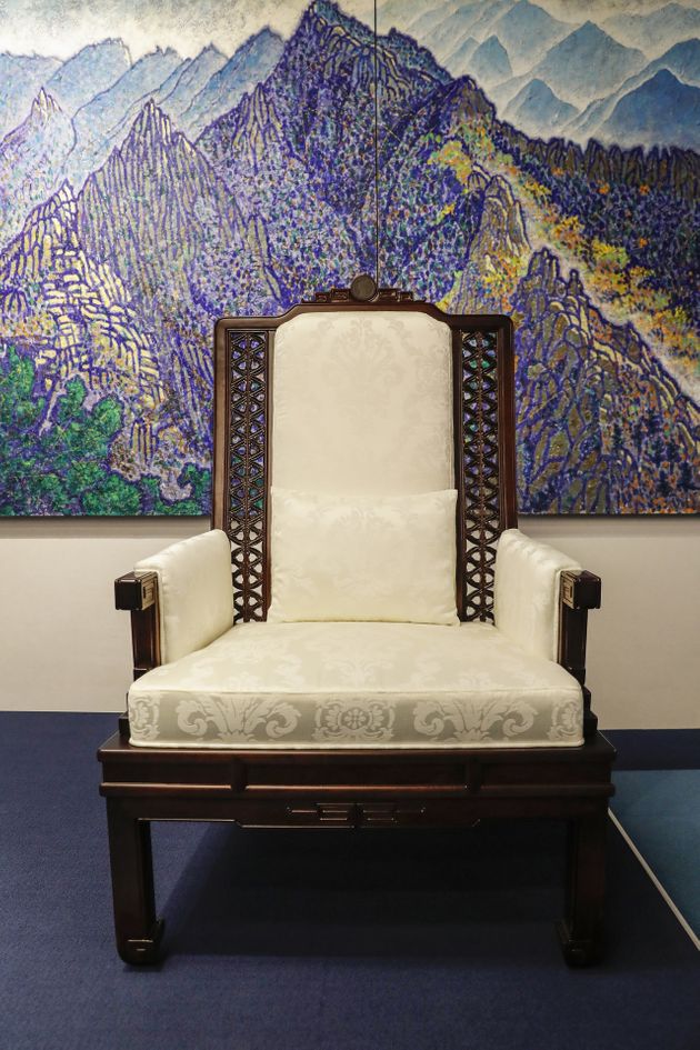 정상회담장에 두 정상이 앉을 의자는 한국전통가구의 짜임새에서 볼 수 있는 연결의미를 담은 디자인으로 제작되었으며, 등받이 최상부에 한반도 지도 문양을 새겼다.