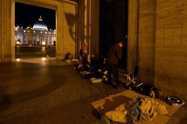 바티칸 아케이드 아래서 밤을 보내는 노숙자들, 2014년 11월.