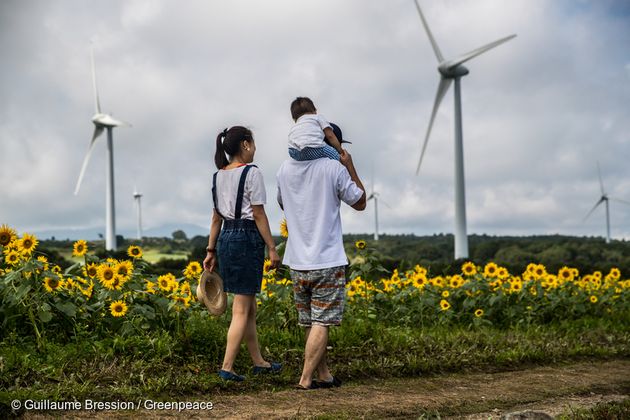 일본 후쿠시마현의 풍력발전 단지 : 33개의 풍력발전기가 연간 35000가정이 쓸 수 있는 양의 전력을 생산한다. 후쿠시마현은 2040년까지 100% 재생가능에너지를 사용한다는 목표를 가지고 있다.