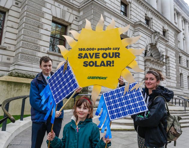 런던의 초등학생들이 그린피스 영국사무소 활동가들과 함께 학교의 태양광 프로젝트를 지속하기 위한 청원을 전달하기 위해 영국 재무부 앞에 와 있다. 학교의 태양광 프로젝트를 지속할 수 있도록 해달라는 청원에는 20만명 이상의 영국 시민들이 서명했다.