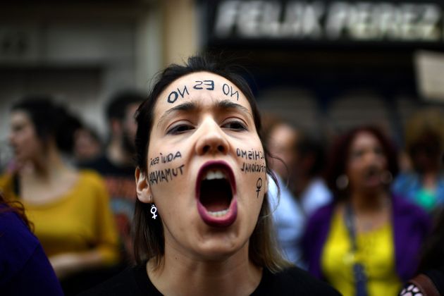 시위에 참여한 여성이 'NO는 NO를 의미한다'고 외치고있다. 