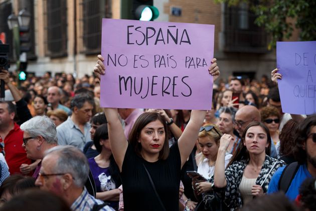 플래카드에는 '스페인은 여성을 위한 국가가 아니다'라고 적혀 있다. 