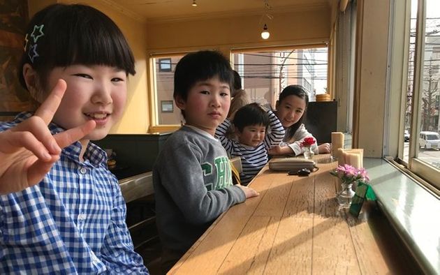 일본 도쿄에서 아이 넷을 낳아 키우는 박철현씨는 일본 자치단체의 탄탄한 지원 덕분에 보육에 큰 어려움이 없다고 말한다. 박철현씨의 자녀들이 집 근처 음식점에서 즐거운 한때를 보내고 있다.